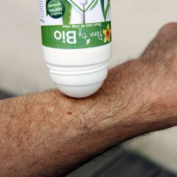 Application du roller anti-insectes Penntybio sur la peau bio