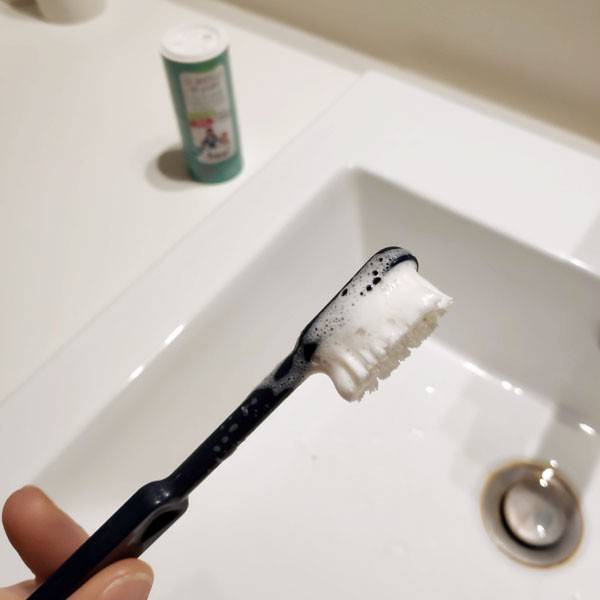 Foaming effect of powdered toothpaste on the toothbrush