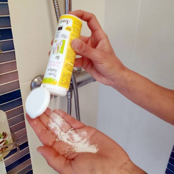 Application of anaean powder shampoo