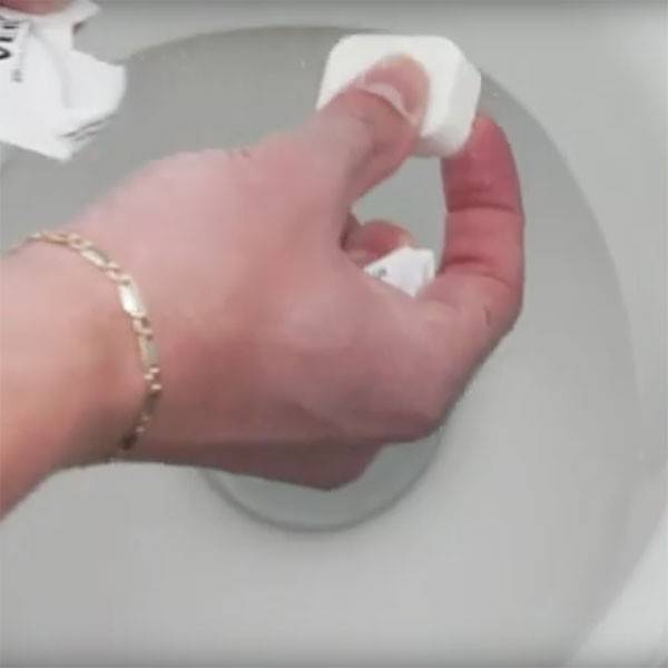 Utilisation d'une tablette WC détartrante effervescente Arcyvert - Vue 2