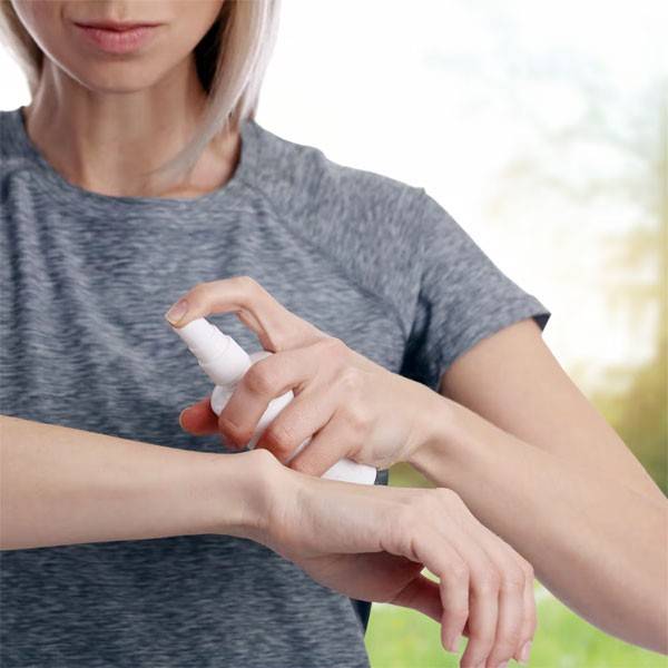 Applying our anti-insect lotion spray for organic skin Penntybio