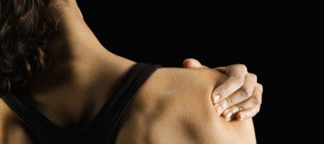 Massage du corps à base d'une huile de soins bio pour la souplesse et le réconfort