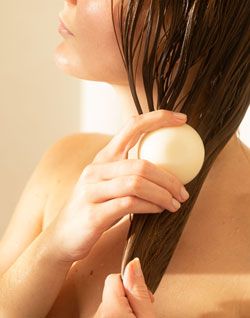Démêler efficacement ses cheveux avec un après shampooing solide bio