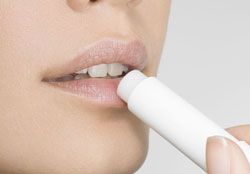 Application d'un baume à lèvres bio